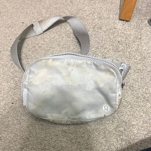 lululemon athletica light gray camo belt bag